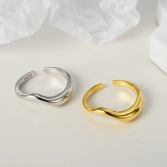 Unregelmäßig gewellter Bandring R1143