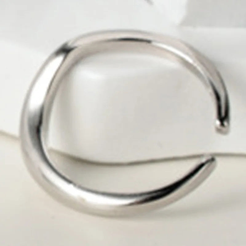 Unregelmäßig gewellter Bandring R1143