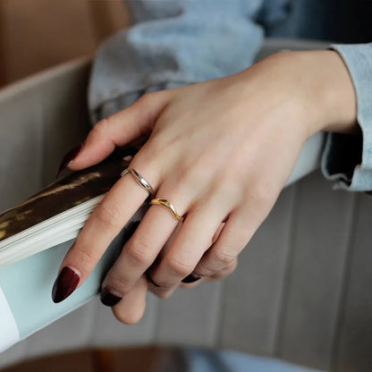 Unregelmäßig gewellter Bandring R1143