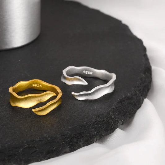 Minimalistischer Ring mit matter Welle R116