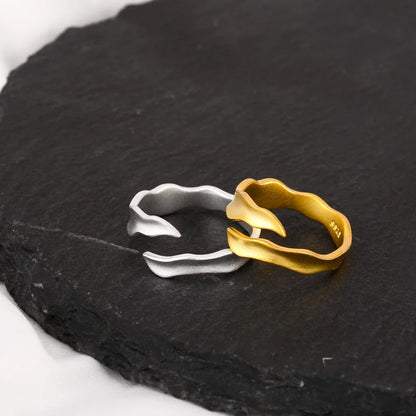 Minimalistischer Ring mit matter Welle R116