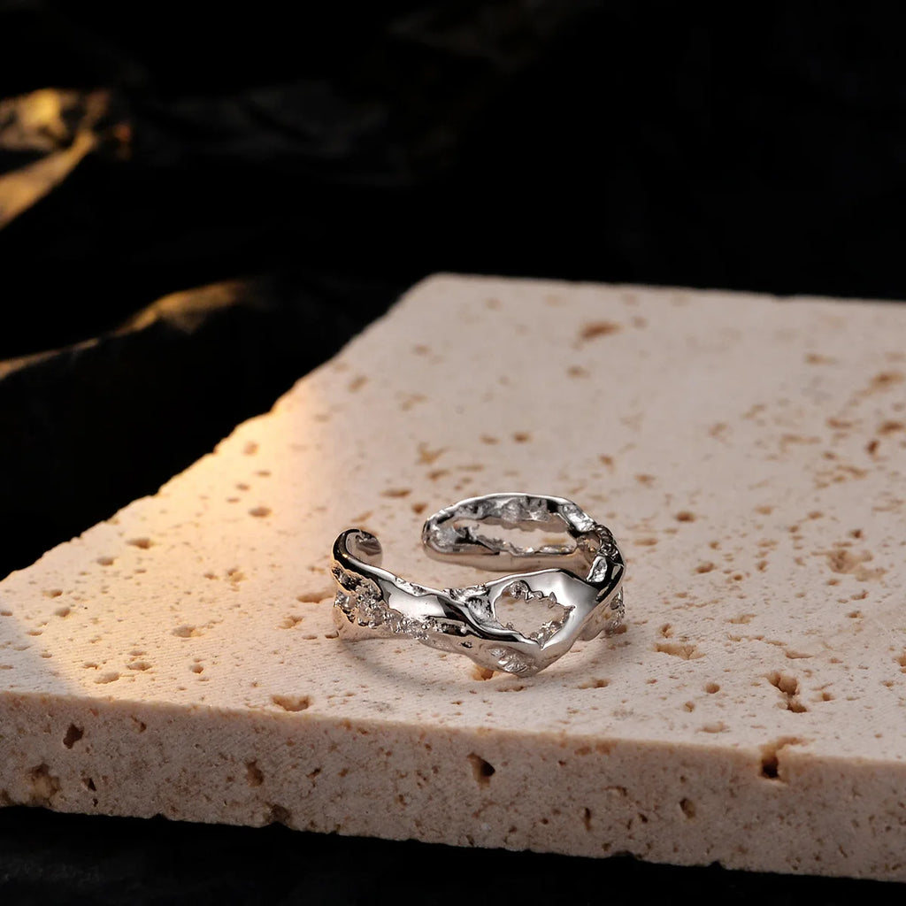Polierter Ring mit unregelmäßiger Textur R1257