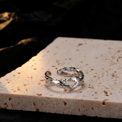Polierter Ring mit unregelmäßiger Textur R1257