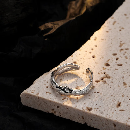 Polierter Ring mit unregelmäßiger Textur R1257