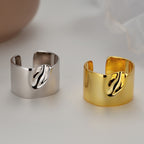 Breiter, asymmetrischer Ring mit Spiegelfinish R1085