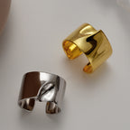 Breiter, asymmetrischer Ring mit Spiegelfinish R1085