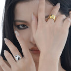 Breiter, asymmetrischer Ring mit Spiegelfinish R1085