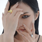 Breiter, asymmetrischer Ring mit Spiegelfinish R1085