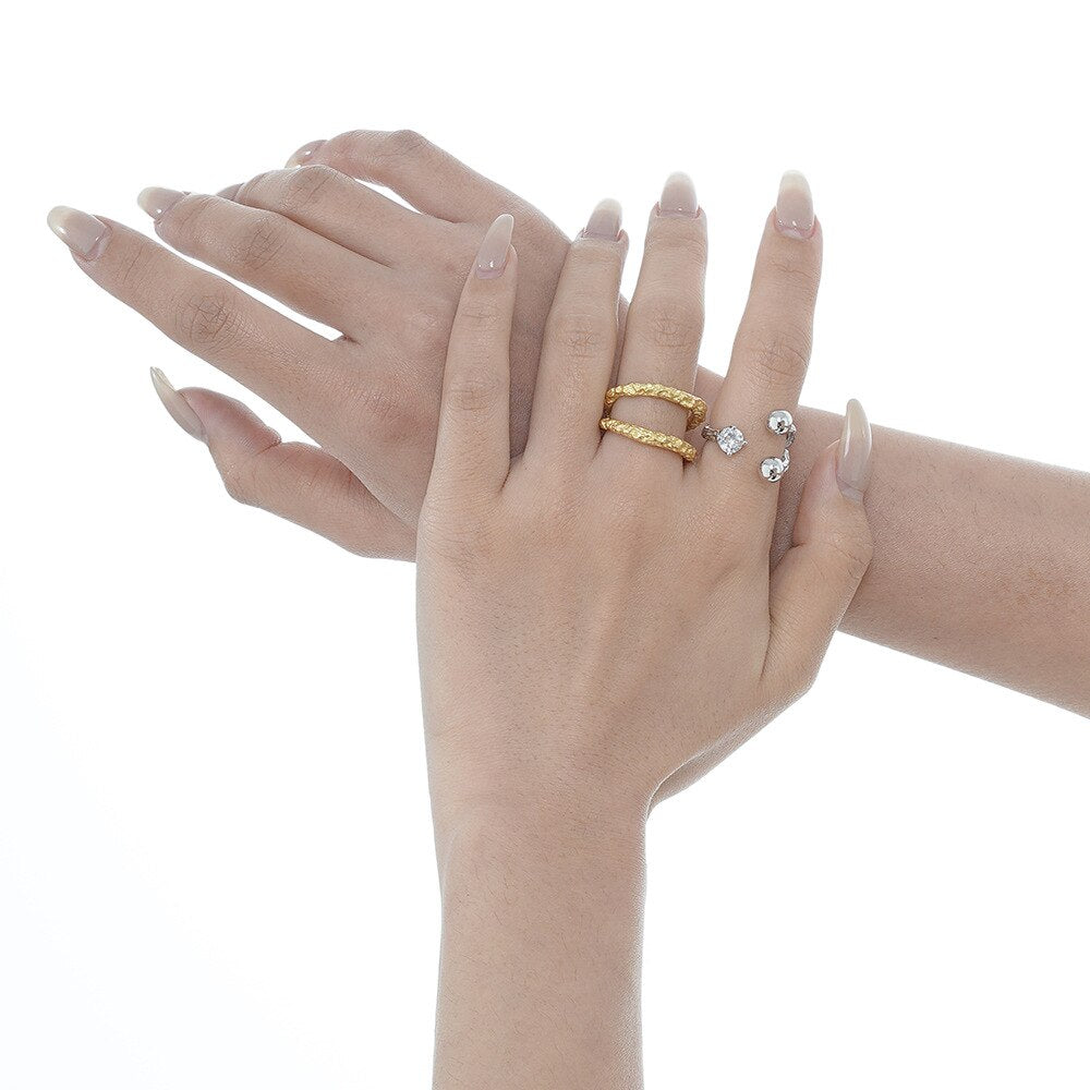 Unregelmäßiger Ring mit zerknitterter Textur R1091