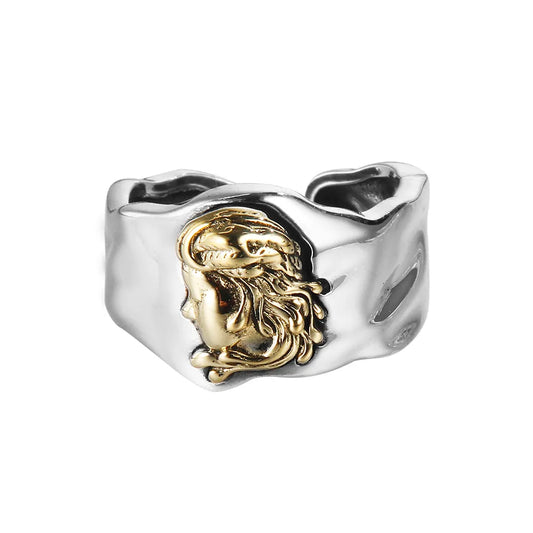 Unregelmäßiger Ring mit Queen's Medallion R1500
