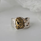 Unregelmäßiger Ring mit Queen's Medallion R1500