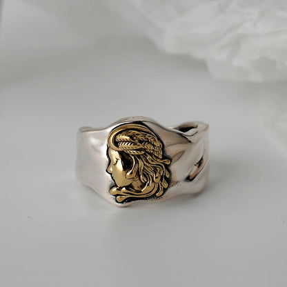 Unregelmäßiger Ring mit Queen's Medallion R1500