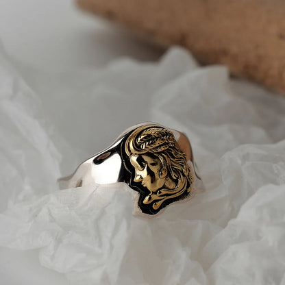 Unregelmäßiger Ring mit Queen's Medallion R1500