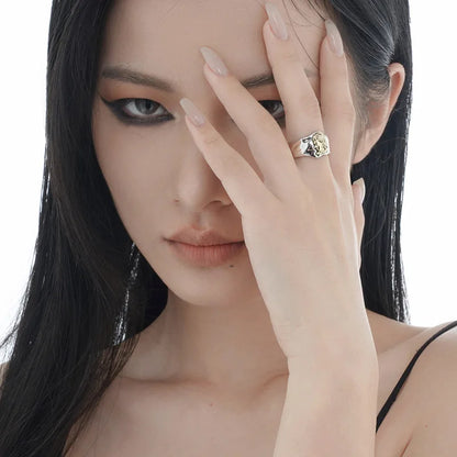 Unregelmäßiger Ring mit Queen's Medallion R1500
