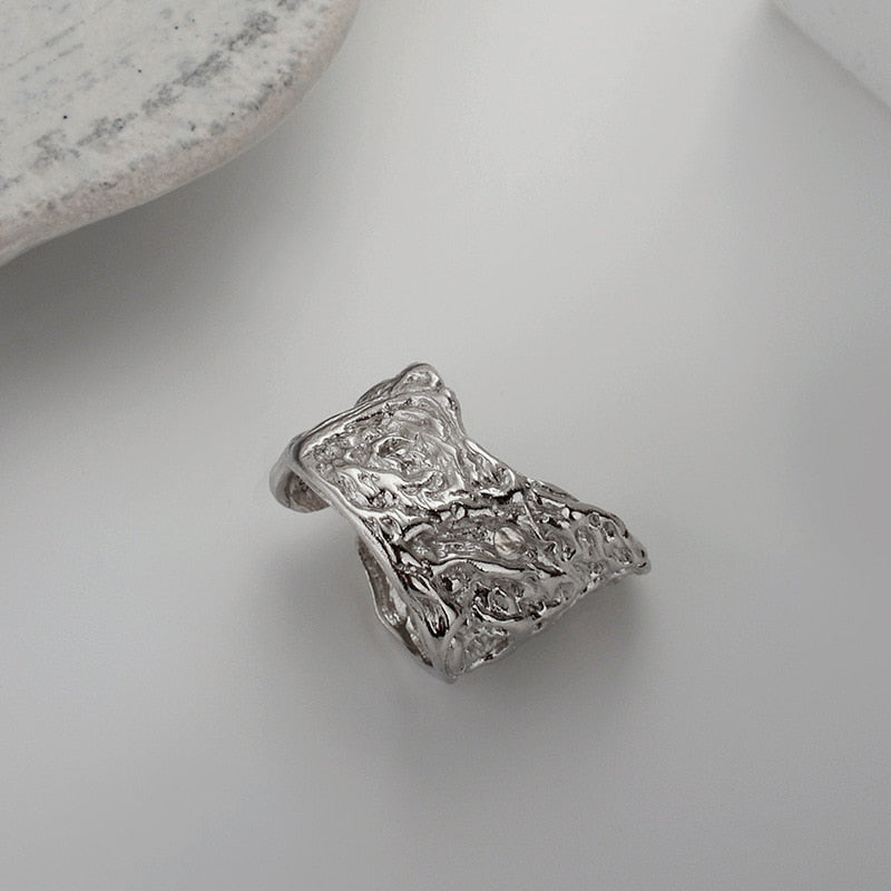 Breiter Ring mit robuster Textur R1040