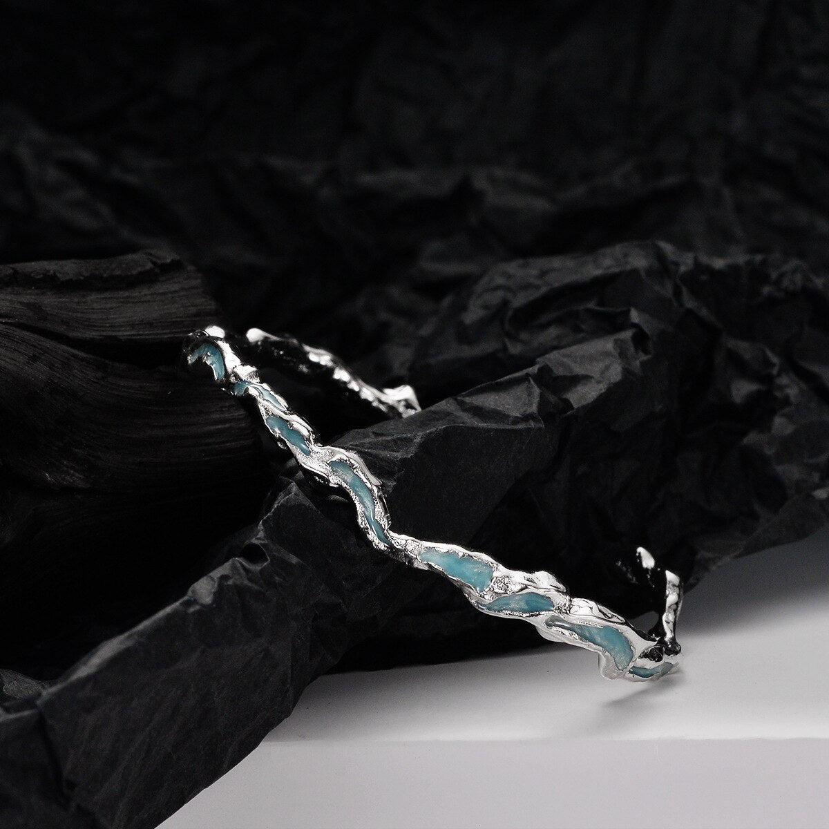 Alien Blau Emaille Scrunched Armreif B1011