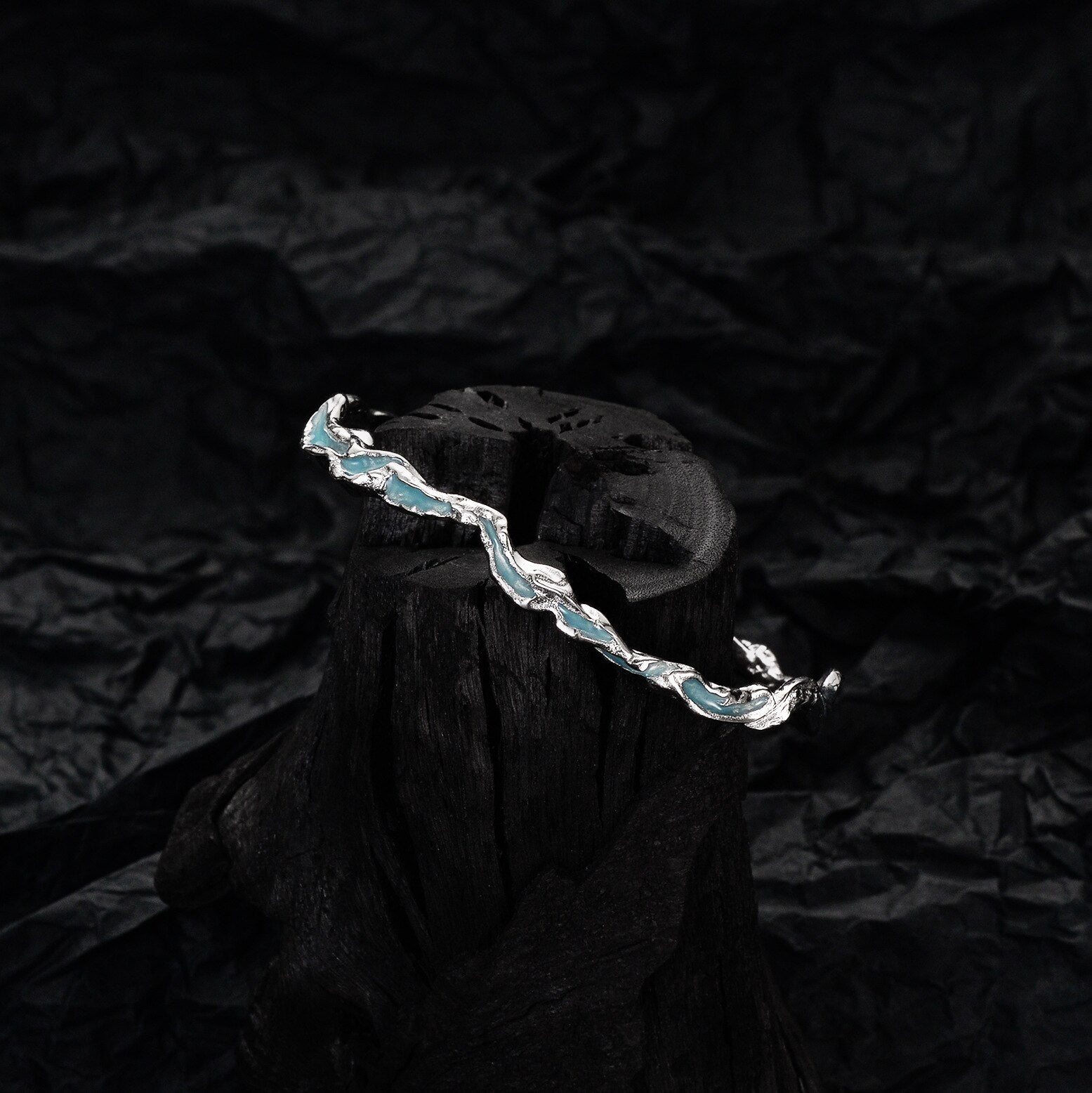 Alien Blau Emaille Scrunched Armreif B1011