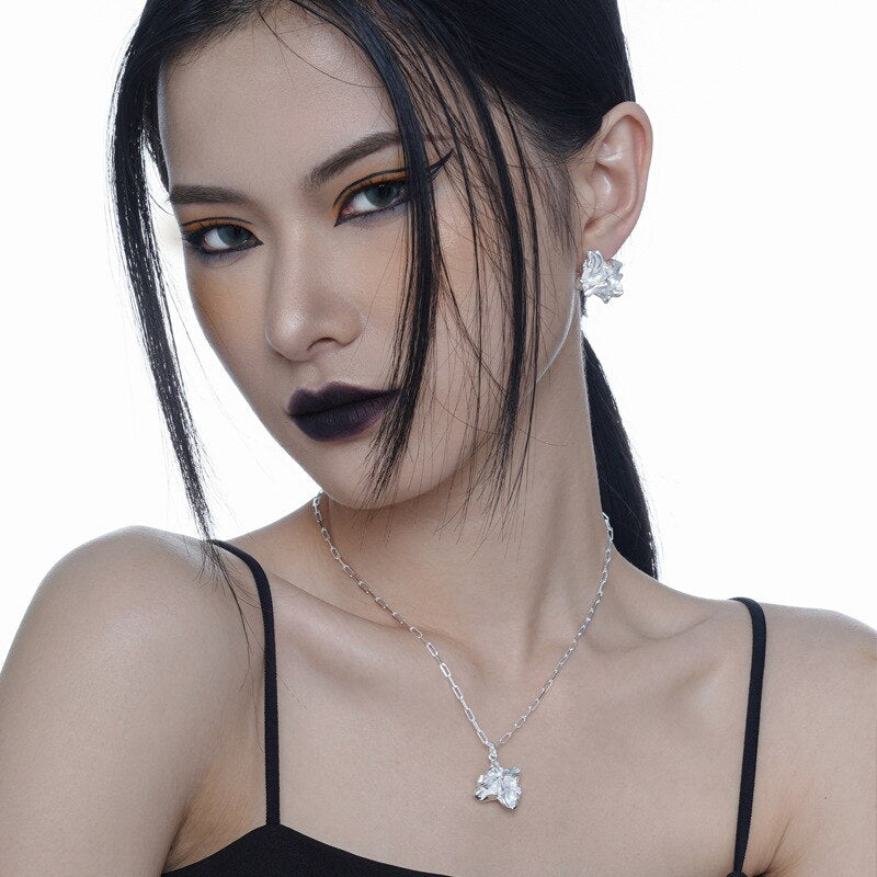 Unregelmäßige Ohrstecker mit gerüschtem Alufolieneffekt E1165