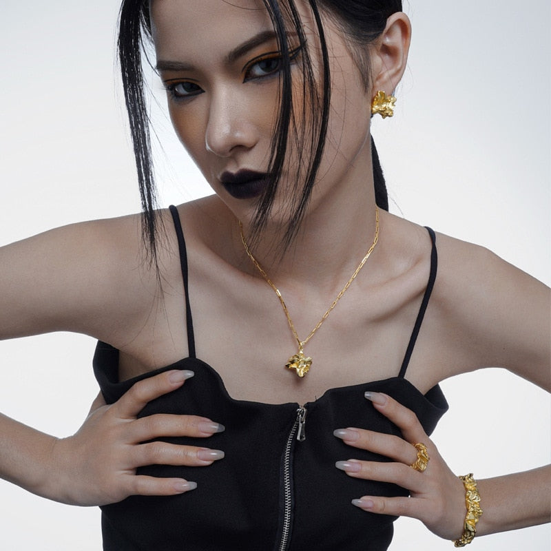 Unregelmäßige Ohrstecker mit gerüschtem Alufolieneffekt E1165