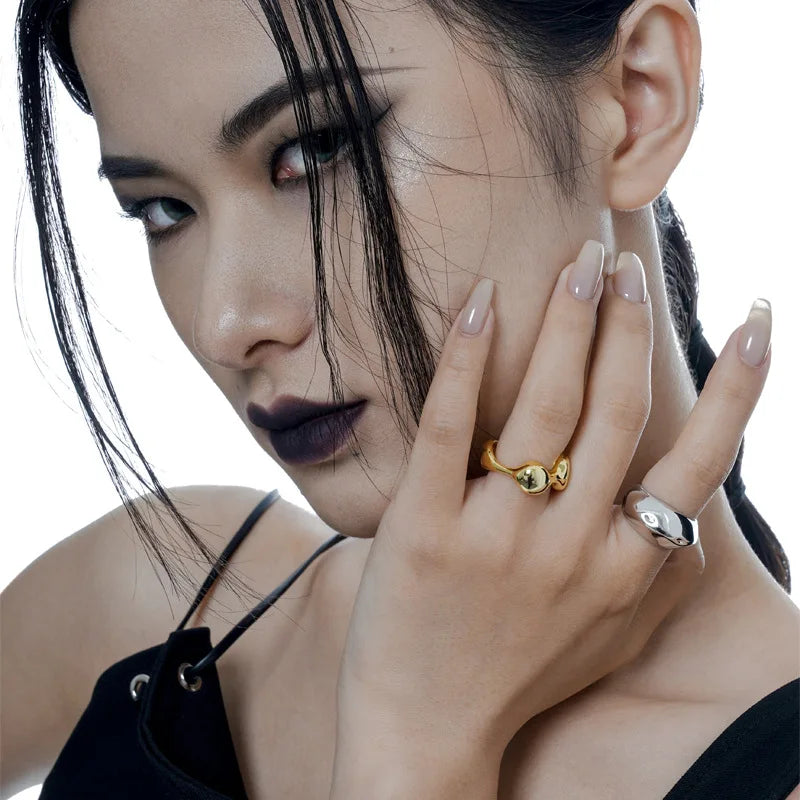 Unregelmäßiger Ring mit verschnörkelter Flüssigkeit R1107