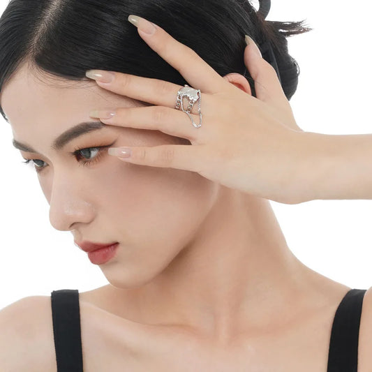 Breiter Ring mit Quastenkette R1202