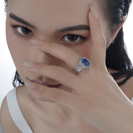 Klobiger Ring mit Quastenkette R1211