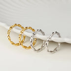 Unregelmäßiger Ring mit gedrehtem Band R1156