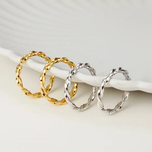 Unregelmäßiger Ring mit gedrehtem Band R1156
