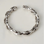 Unregelmäßiger Ring mit gedrehtem Band R1156