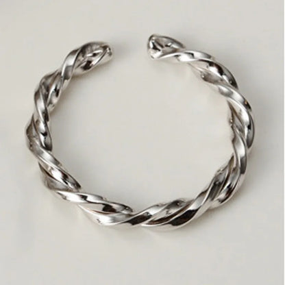 Unregelmäßiger Ring mit gedrehtem Band R1156