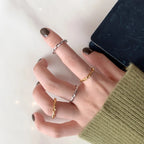 Unregelmäßiger Ring mit gedrehtem Band R1156