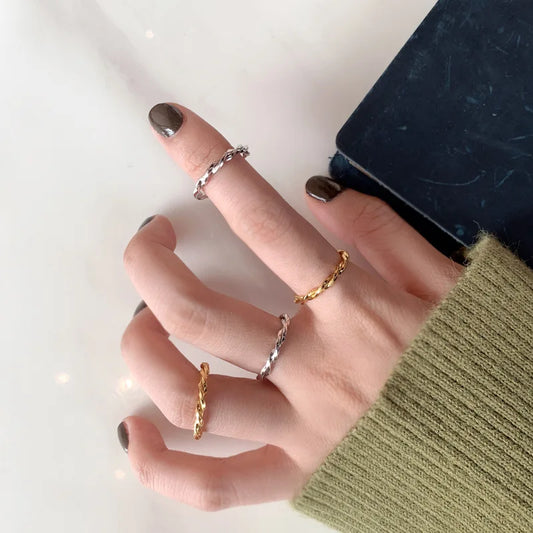 Unregelmäßiger Ring mit gedrehtem Band R1156