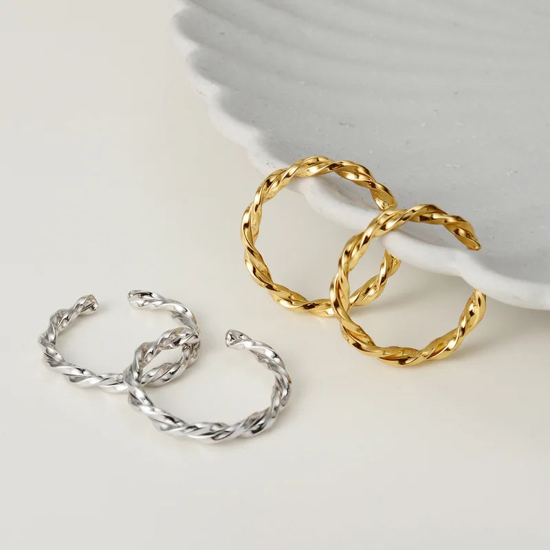 Unregelmäßiger Ring mit gedrehtem Band R1156