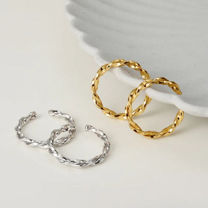 Unregelmäßiger Ring mit gedrehtem Band R1156