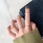 Unregelmäßiger Ring mit gedrehtem Band R1156