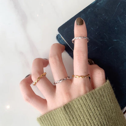 Unregelmäßiger Ring mit gedrehtem Band R1156
