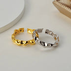 Verdrehter unregelmäßiger Bandring R1141