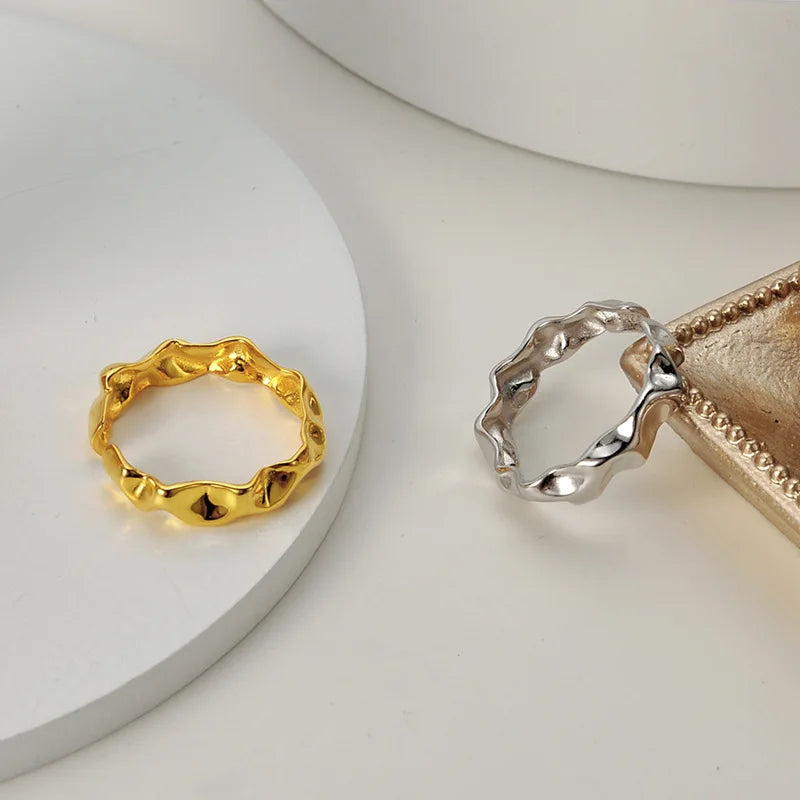 Verdrehter unregelmäßiger Bandring R1141