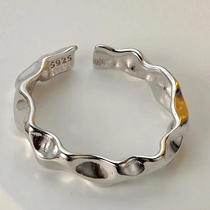 Verdrehter unregelmäßiger Bandring R1141