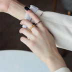 Verdrehter unregelmäßiger Bandring R1141