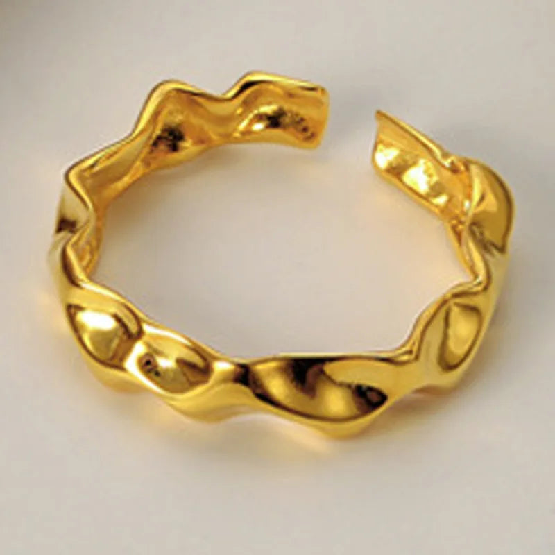 Verdrehter unregelmäßiger Bandring R1141