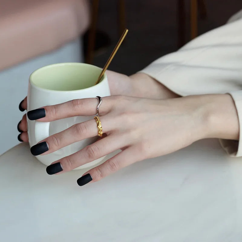 Verdrehter unregelmäßiger Bandring R1141