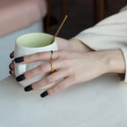 Verdrehter unregelmäßiger Bandring R1141