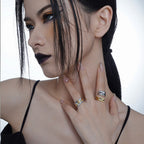 Zweifarbiger Kreis-Ring mit skurrilem Motiv R1036