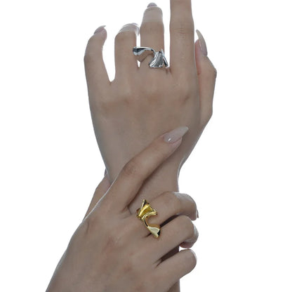 Unregelmäßiger Ring mit Wellenmuster R1048
