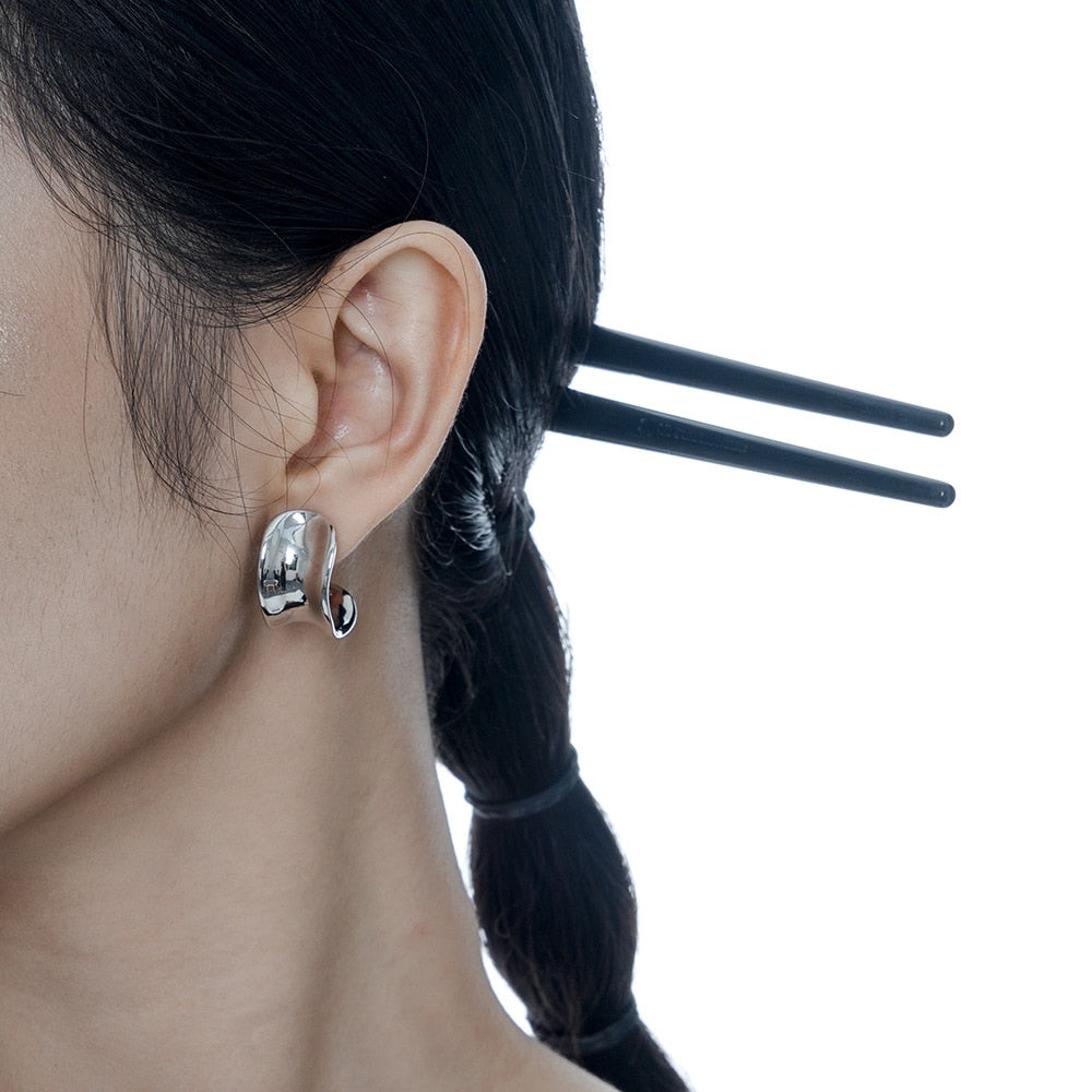 Gewellte unregelmäßige Ohrringe E1018