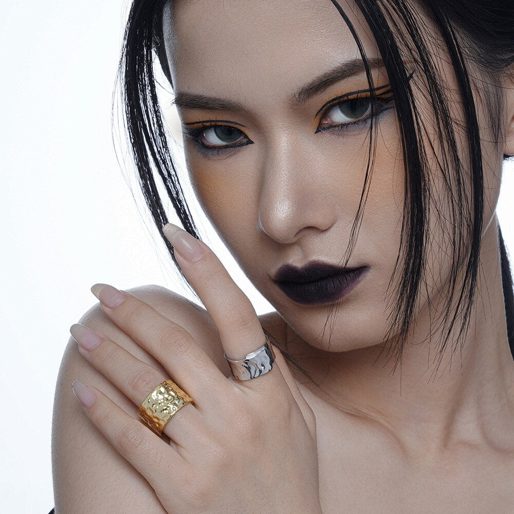 Breiter gehämmerter offener Ring R1059