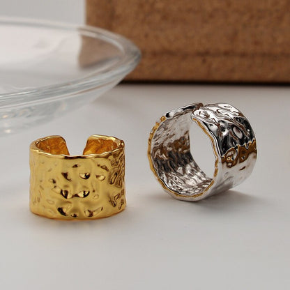Breiter gehämmerter offener Ring R1059