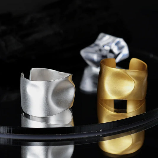 Ring mit matter, gewellter Textur R1261