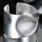 Ring mit matter, gewellter Textur R1261